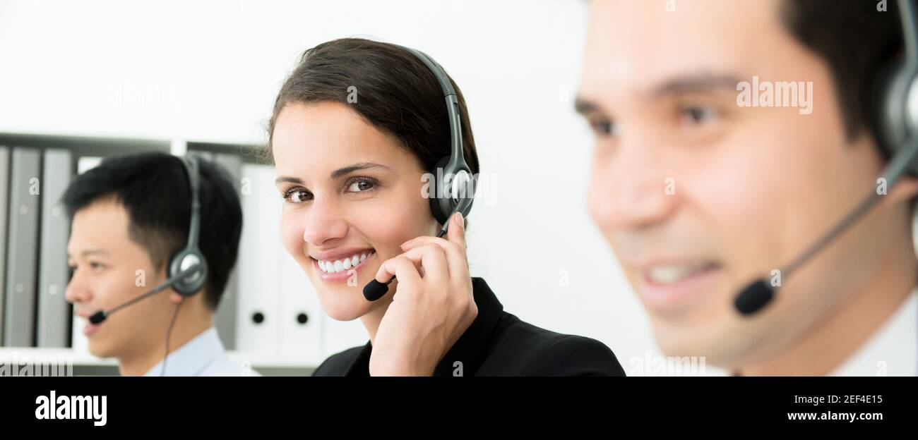 Giovane sorridente bella donna d'affari che lavora nel call center - banner panoramico Foto Stock