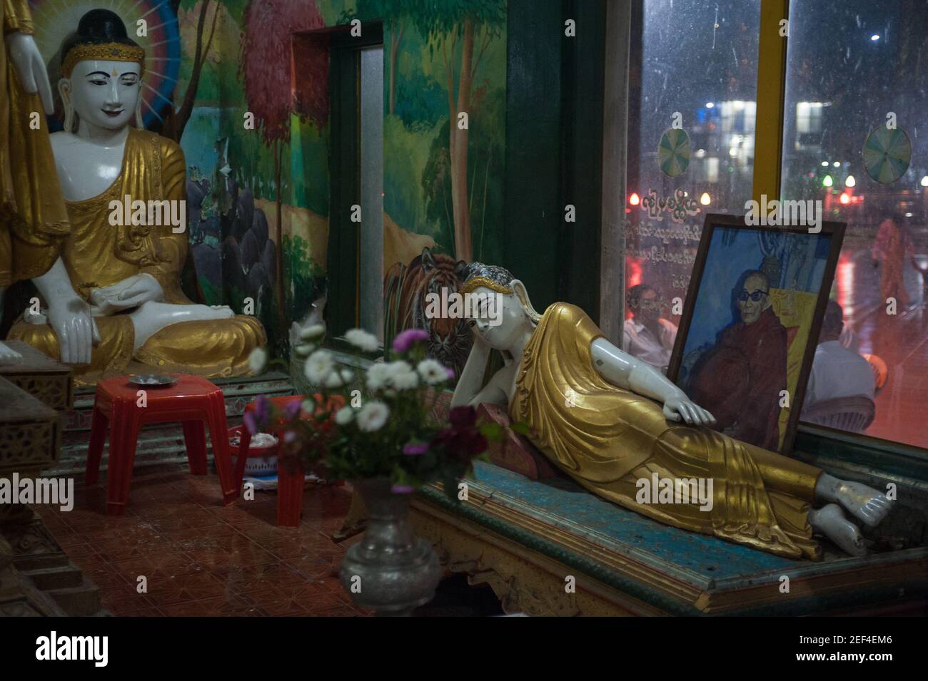 30.01.2017, Mawlamyine, Asia - statue di Buddha alla Pagoda di Kyaikthanlan, la più alta pagoda buddista della città. Foto Stock