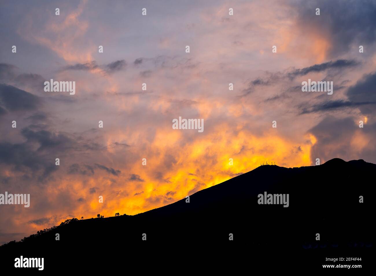 La cima del vulcano Pichincha conosciuta per la sua funivia (teleferico) al tramonto, Quito, Ecuador. Foto Stock