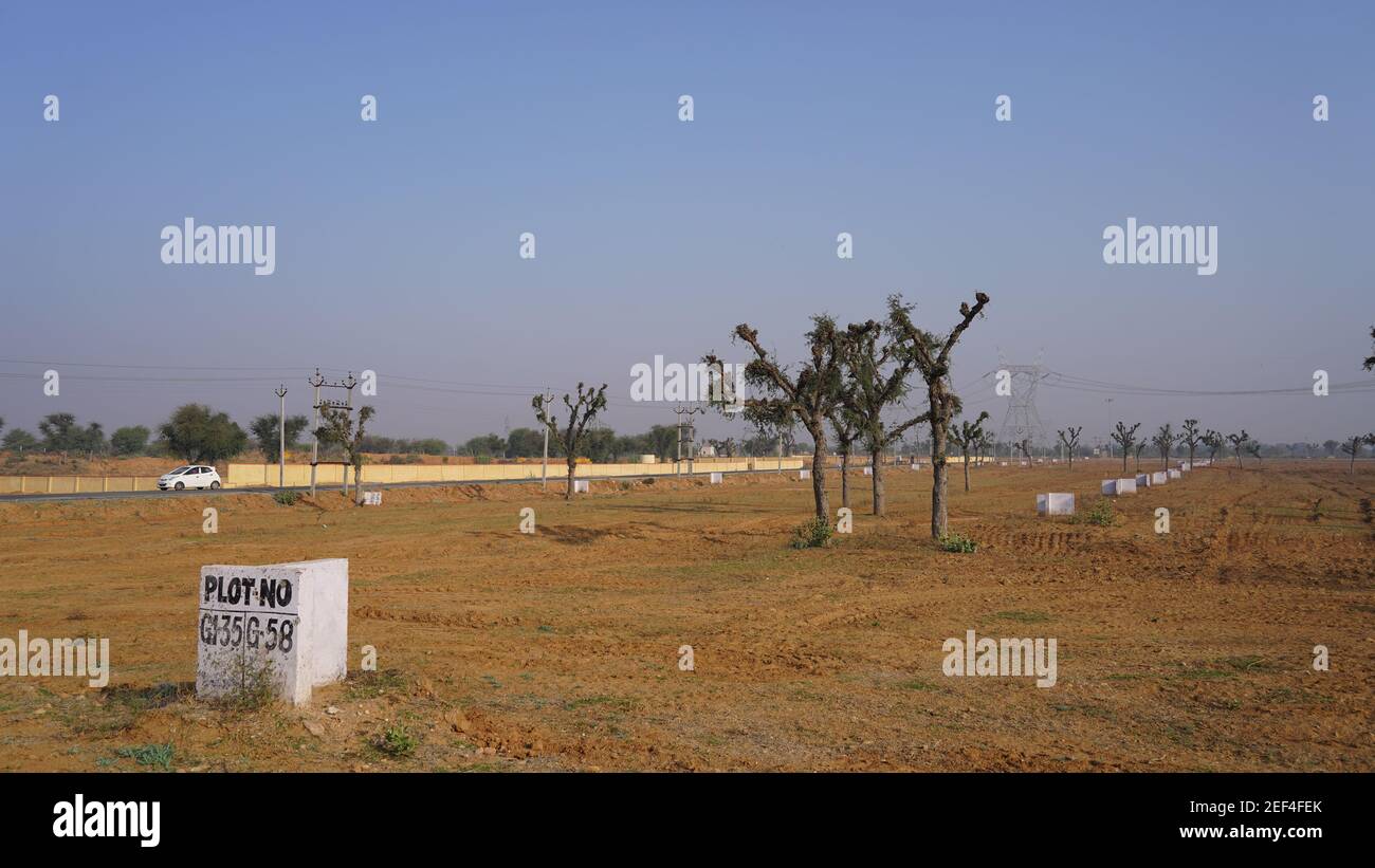 10 febbraio 2021 - Sikar, Jaipur, India. Desolato luogo vuoto per uso industriale. Grande terreno e campi vuoti per l'industria RIICO. Foto Stock