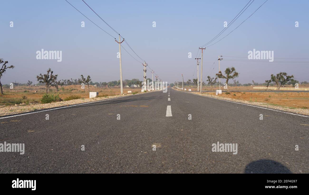 10 febbraio 2021 - Sikar, Jaipur, India. Fondo stradale asfaltato. Elevata texture stradale con pavimentazione nera e linee bianche. Foto Stock