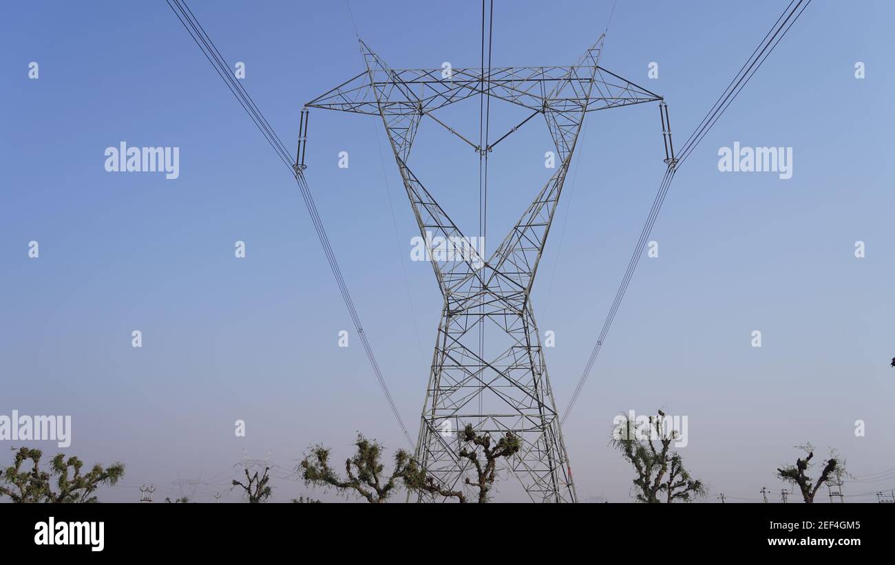 Sistema di distribuzione dell'elettricità. Cavi trifase dai poli elettrici. Closeup della linea di cavi elettrici. Foto Stock