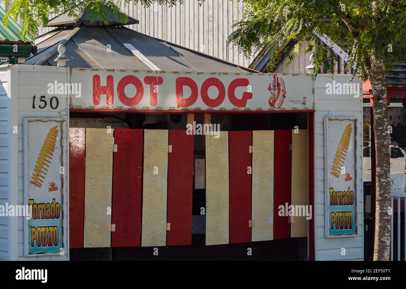 Fiera della contea di Hot Dog Stand, bancarelle di cibo, chiuso durante la chiusura. Lago Cultus, BC, Canada-Ottobre 6,2020. Messa a fuoco selettiva, foto di viaggio, vista della strada Foto Stock