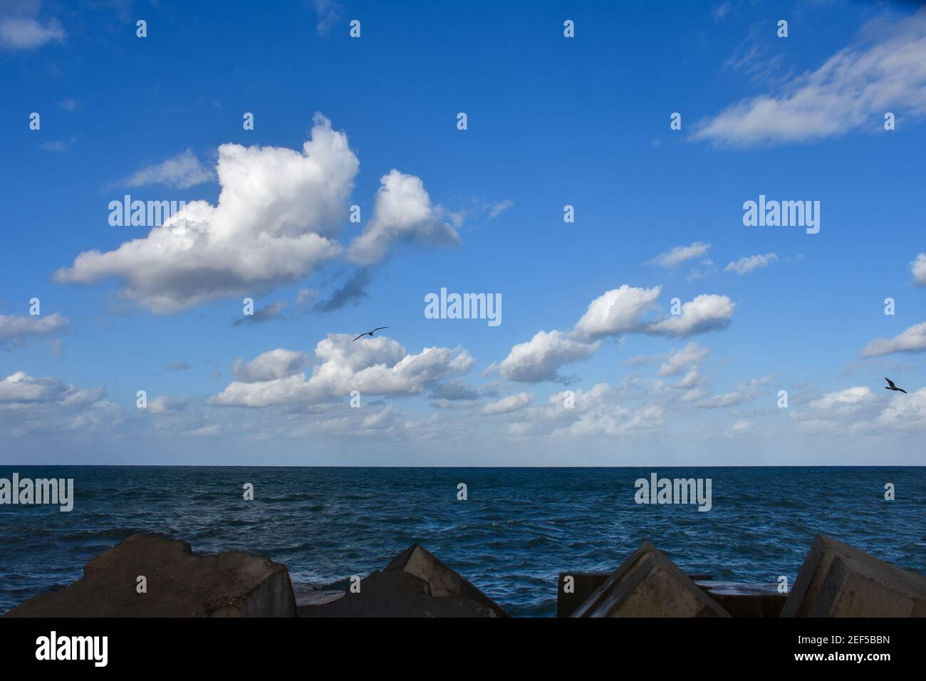 Splendida vista sul mare Mediterraneo con nuvole nel cielo Foto Stock