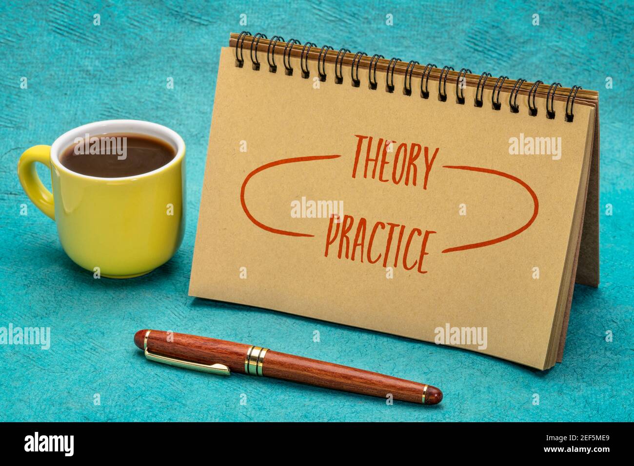 teoria e concetto di pratica - scrittura a mano in un libro di schizzo con una tazza di caffè, scienza e commercio Foto Stock