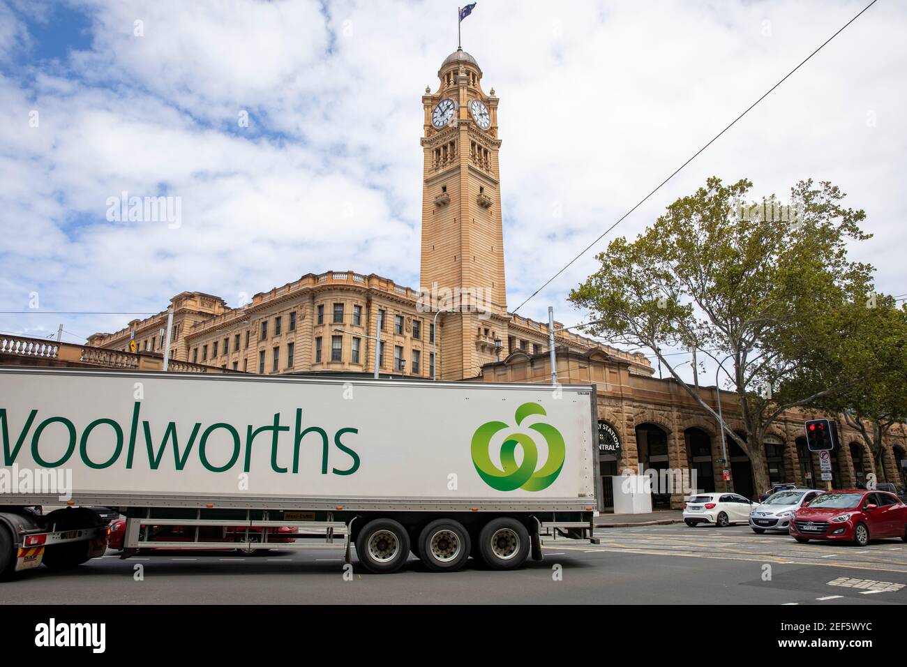 Stazione centrale di Sydney, stazione del terminal ferroviario con il supermercato Woolworths consegna camion passando, Sydney, Australia Foto Stock