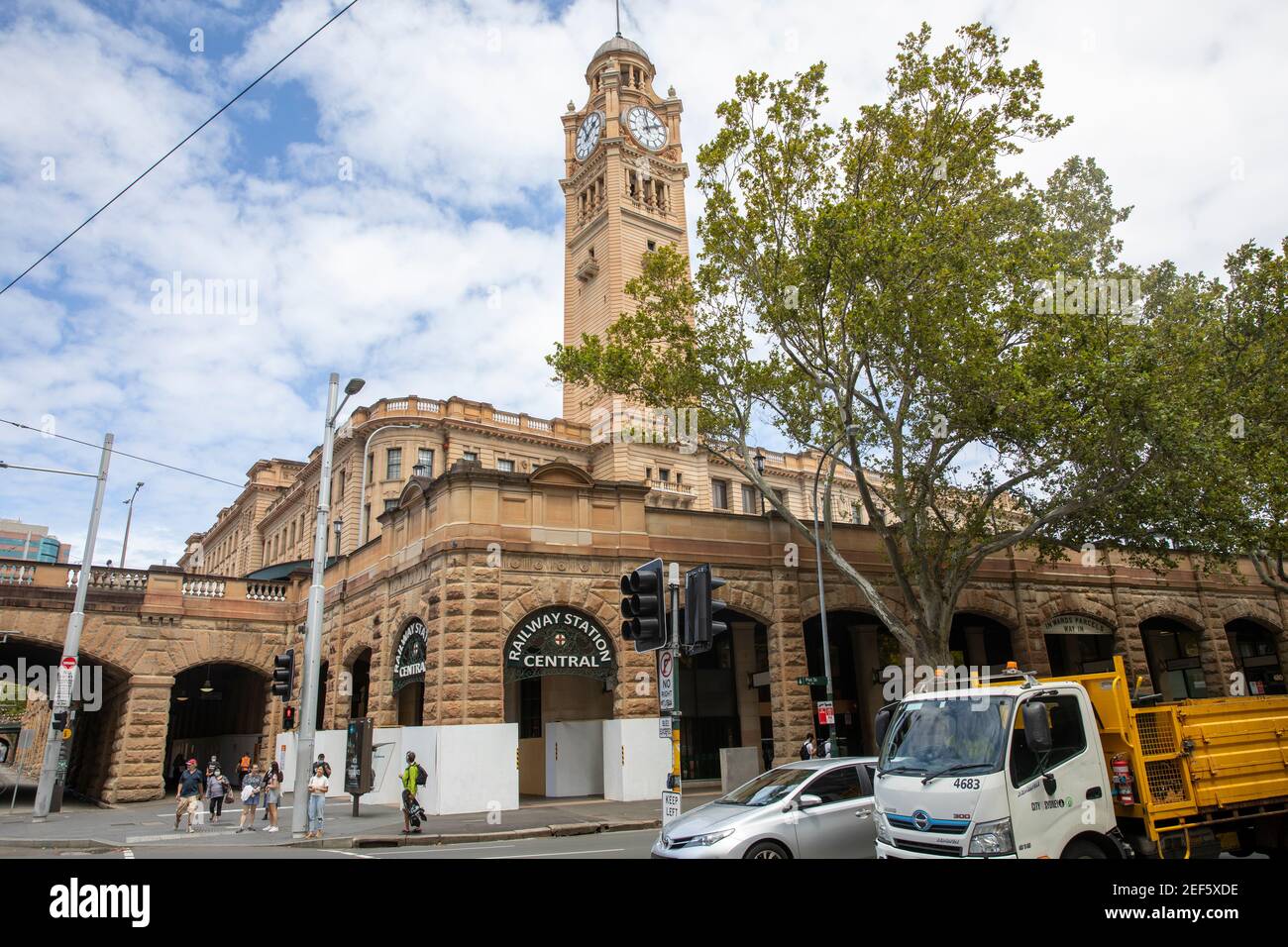 Stazione ferroviaria centrale nel centro di Sydney con torre a spirale e. Traffico locale, Sydney, NSW, Australia Foto Stock