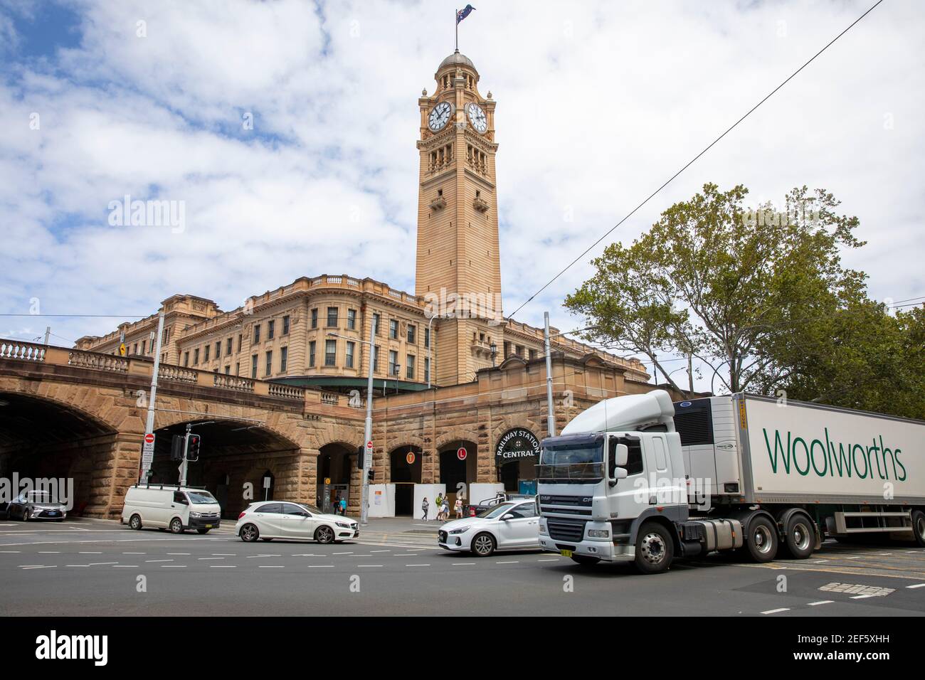 Stazione centrale di Sydney, stazione del terminal ferroviario con il supermercato Woolworths consegna camion passando, Sydney, Australia Foto Stock