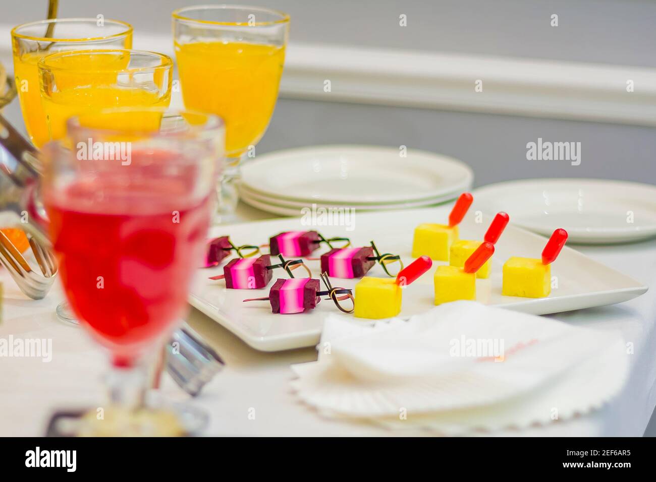 Deliziosi dessert sul tavolo da banchetto. Frutta, cocktail, succhi di frutta, antipasto di formaggio sugli spiedini Foto Stock