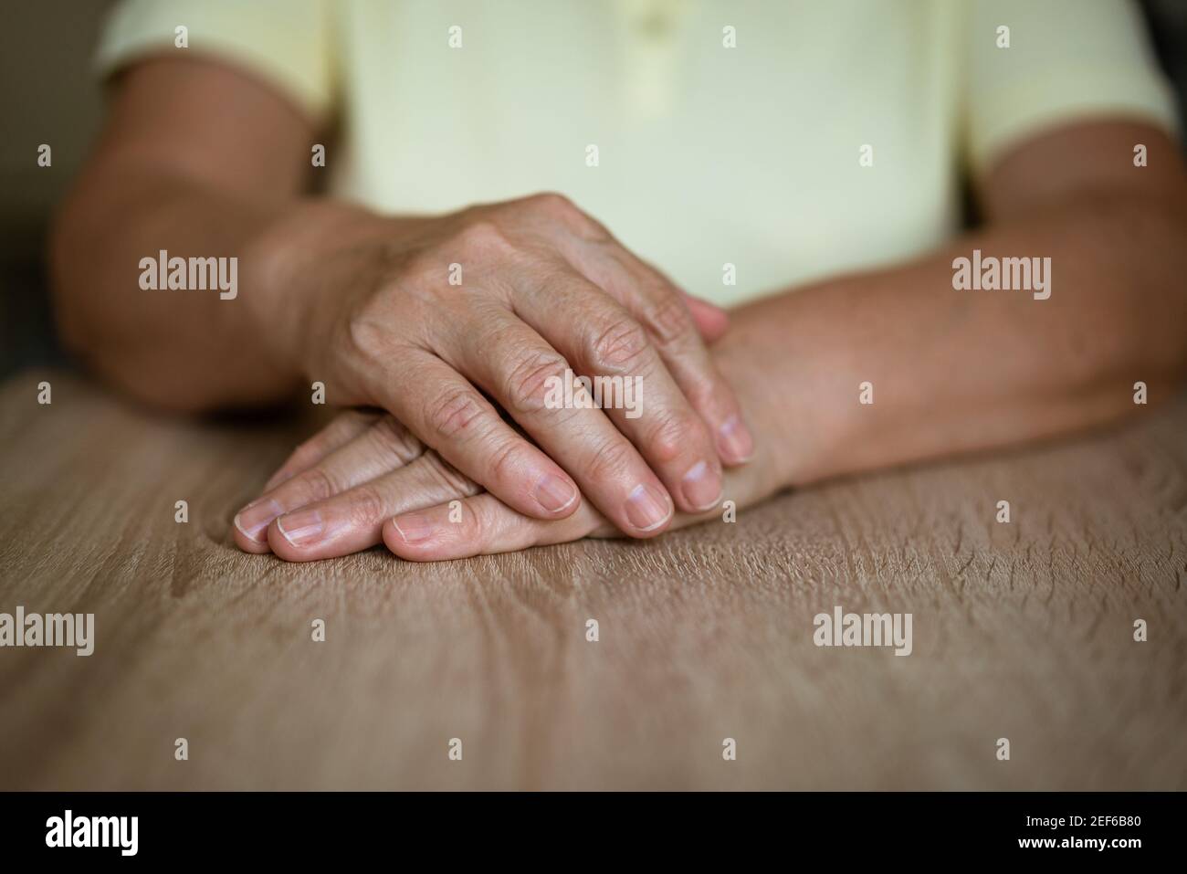 mani femminili di una donna matura sul tavolo vicino su Foto stock - Alamy