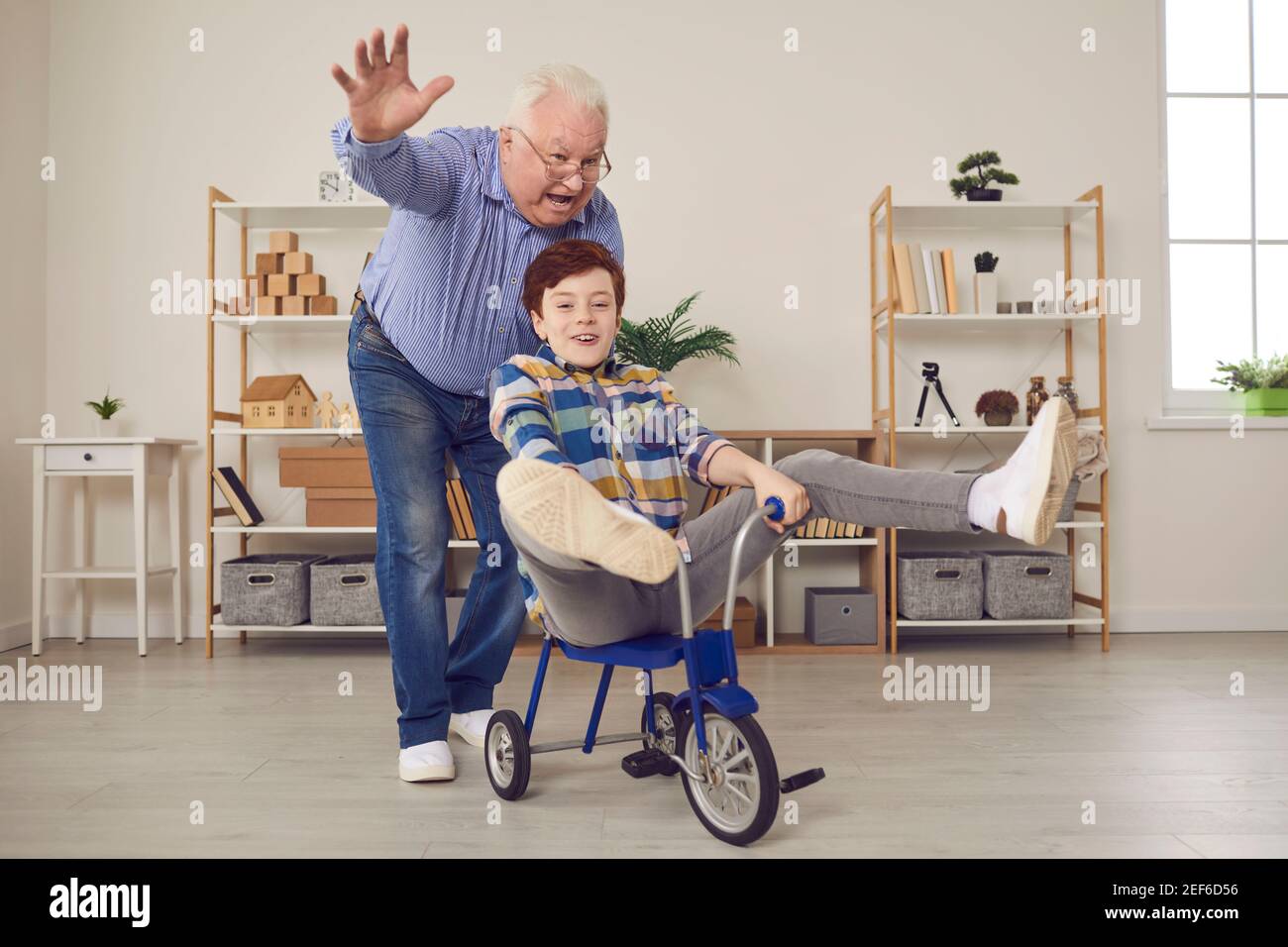 Felice uomo anziano attivo divertirsi e giocare giochi divertenti con il nipote Foto Stock