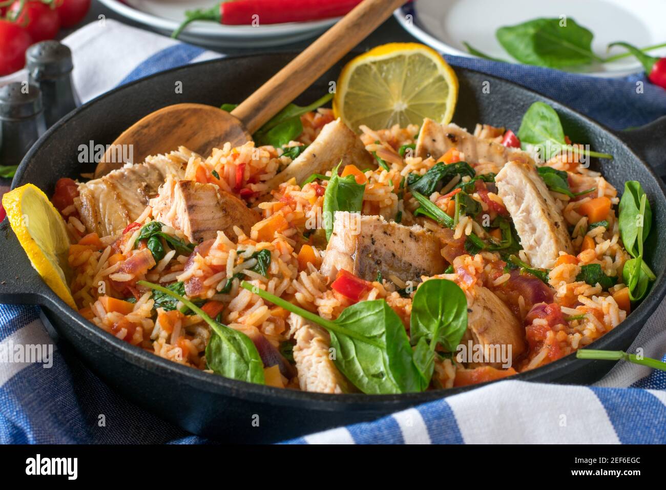 pasto a basso contenuto di grassi con pesce fritto, riso e verdure Foto Stock
