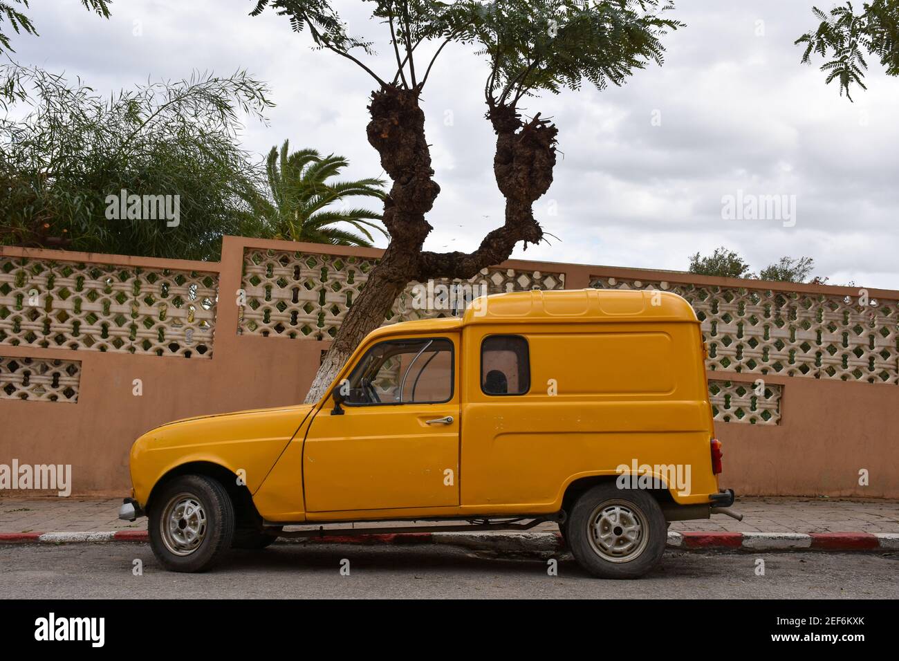 Renault 4 furgone immagini e fotografie stock ad alta risoluzione - Alamy