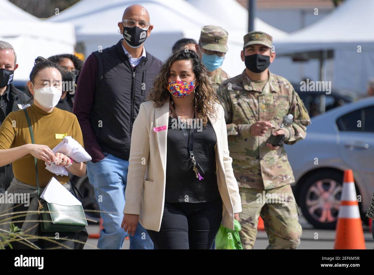 La BioSpace vice direttore della politica Zuhey Espinoza arriva durante conferenza stampa relativa all'apertura di uno stato e la vaccinazione di massa federale Foto Stock