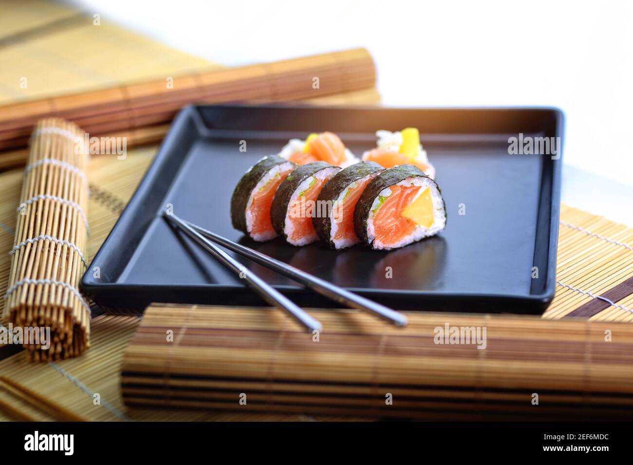 rotolo di sushi preparato pronto a mangiare Foto Stock
