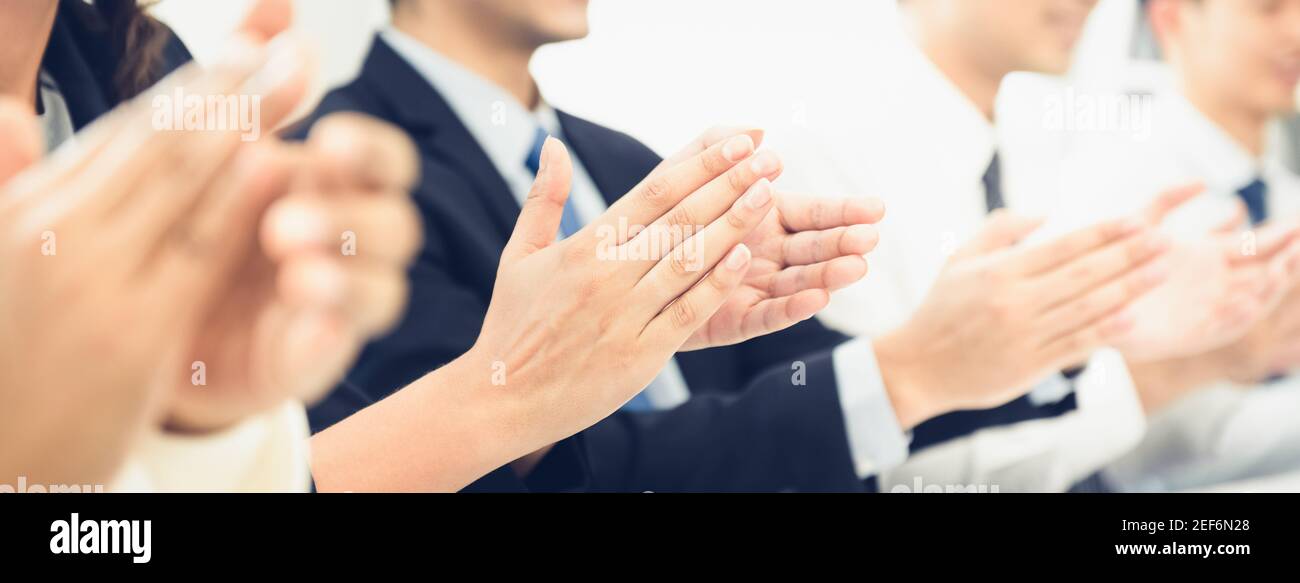 Gruppo di uomini d'affari che si aggrappano le mani alla riunione, banner panoramico Foto Stock