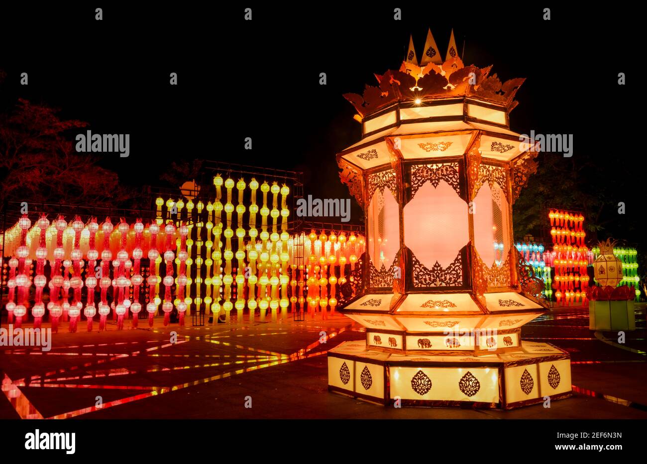 Colorate lanterne di strada del festival di Loy krathong in Thailandia notte pubblica. Foto Stock