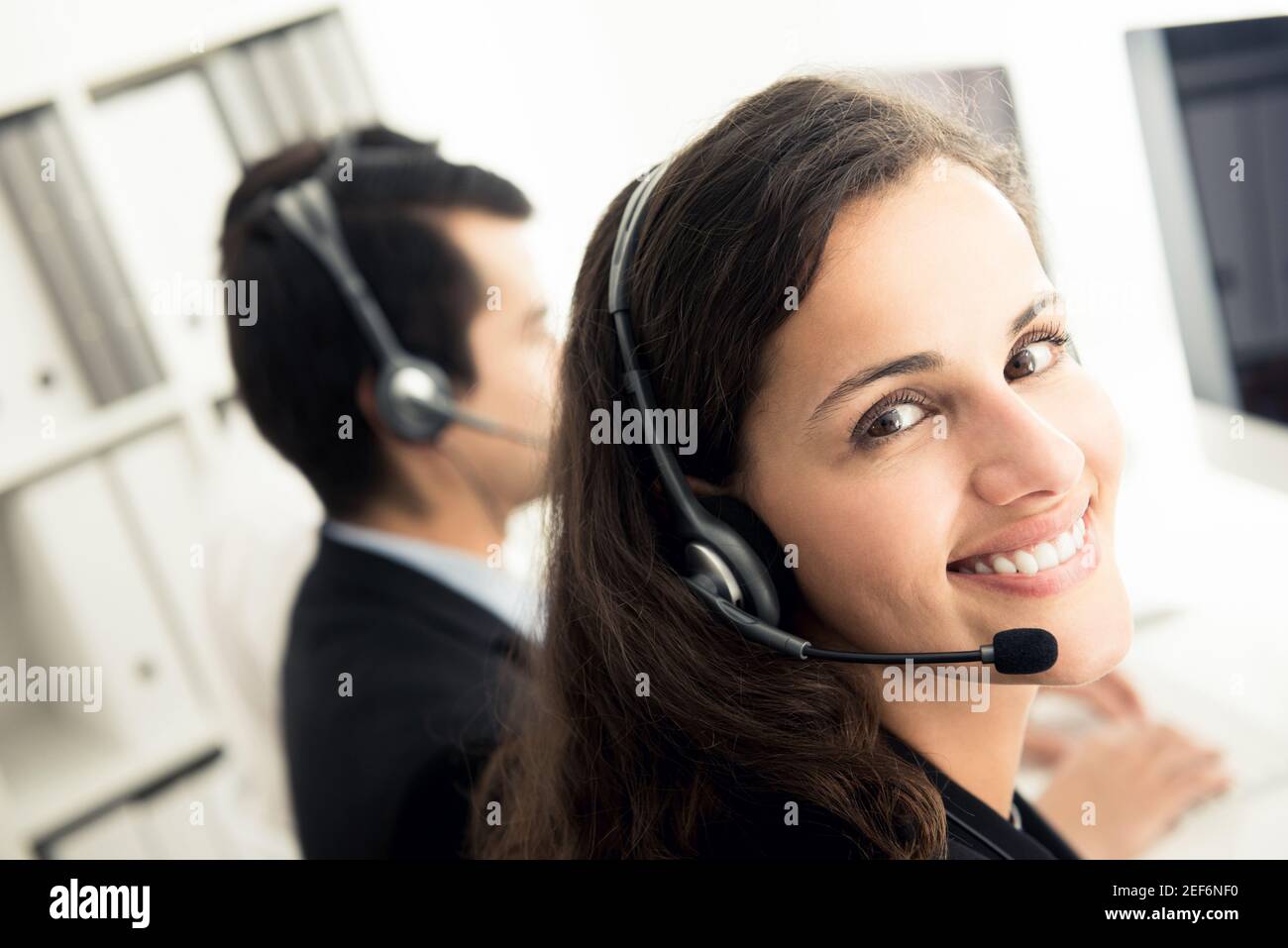 Donna d'affari che lavora nel call center come operatore, telemarketer o personale di assistenza clienti Foto Stock
