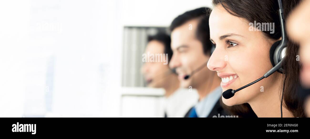 Sorridente telemarketing agenti di servizio clienti, concetto di lavoro call center, banner web con spazio di copia Foto Stock