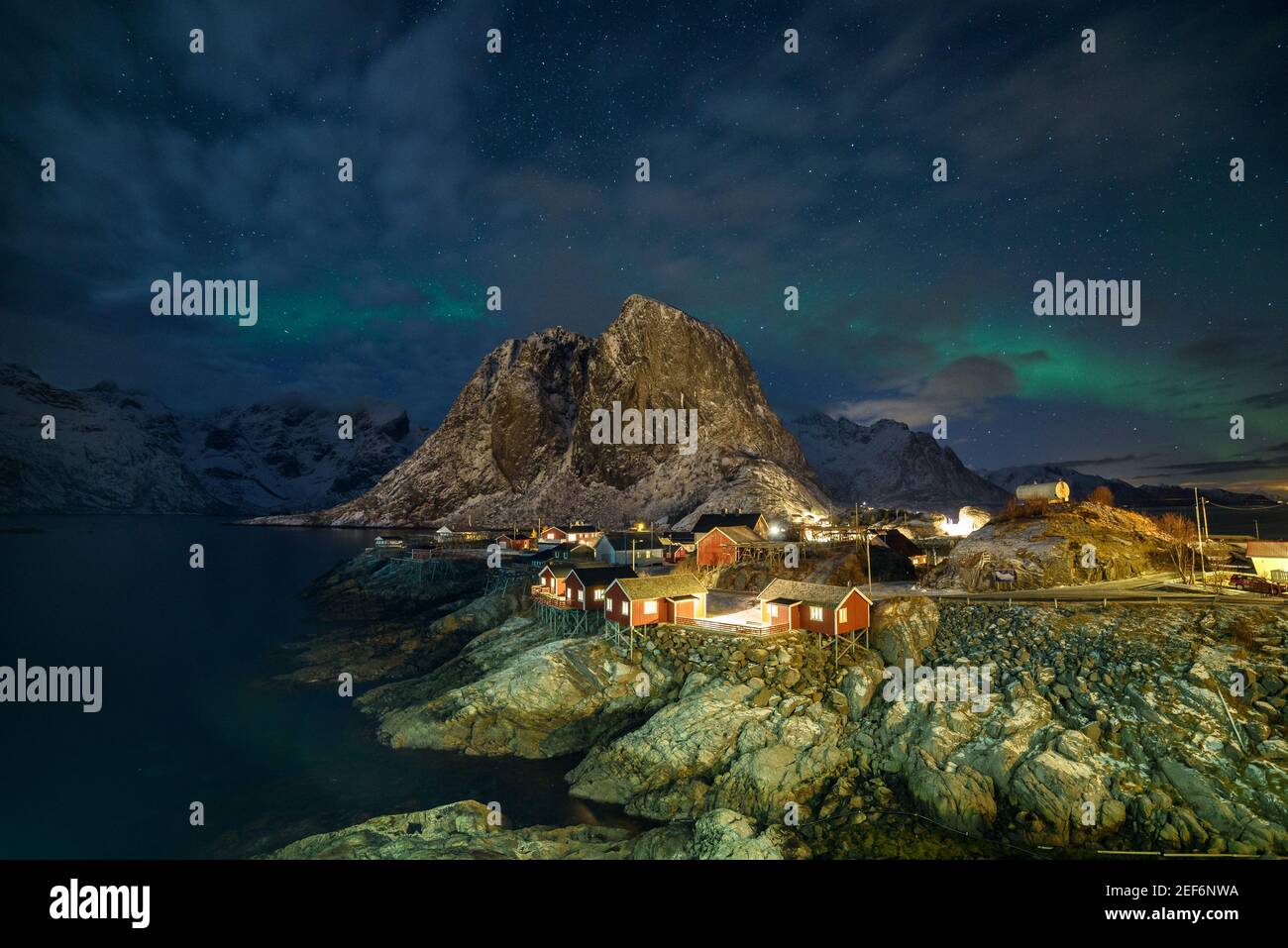 Inverno luci settentrionali a Reinefjorden e il villaggio di Hamnøy (Lofoten, Norvegia) ESP: Auroras boreals invernales en Hamnøy y el fiordo de Reine Foto Stock