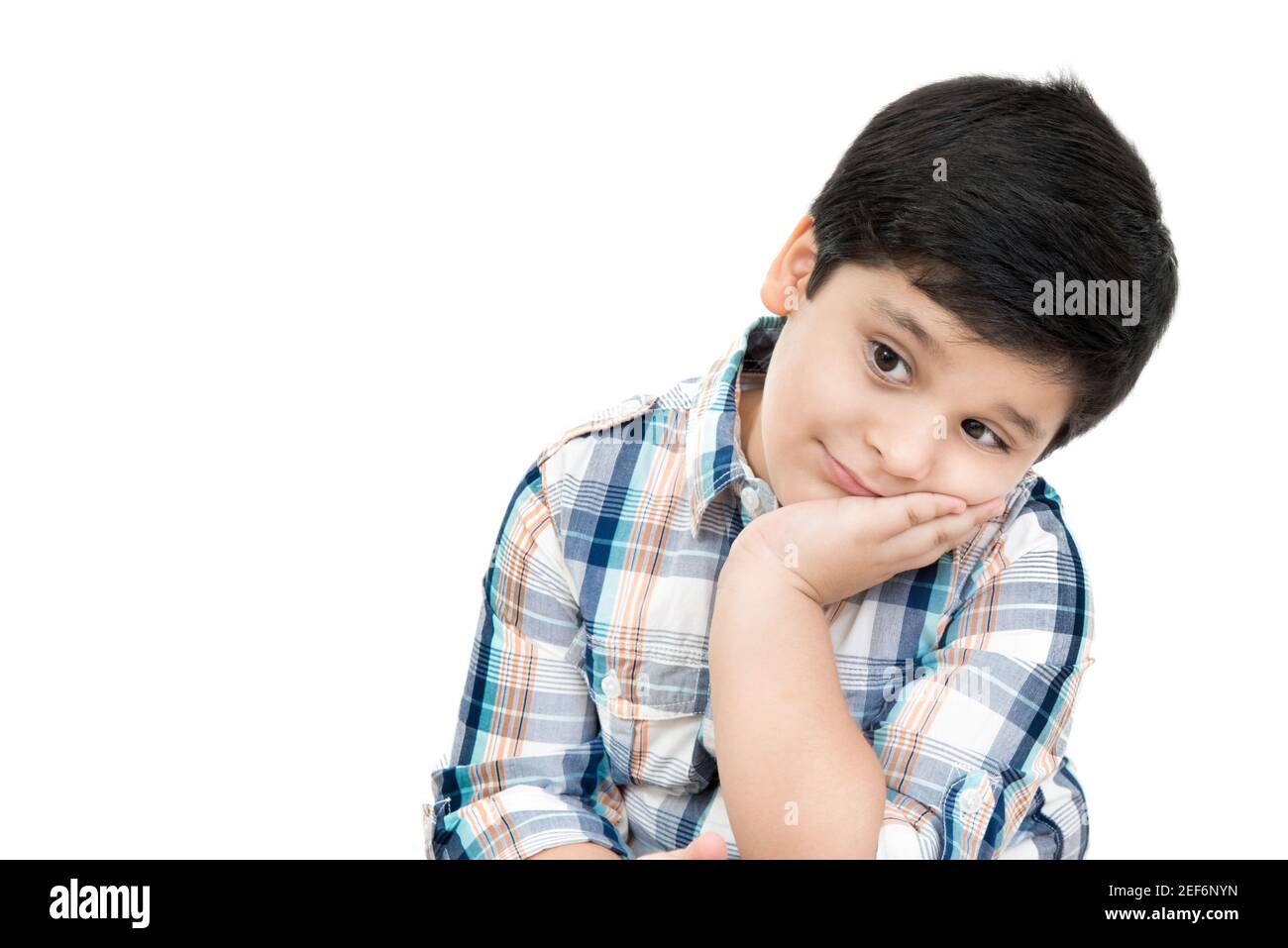Sorridente simpatico ragazzo asiatico con la mano sulla guancia - isolato su sfondo bianco Foto Stock