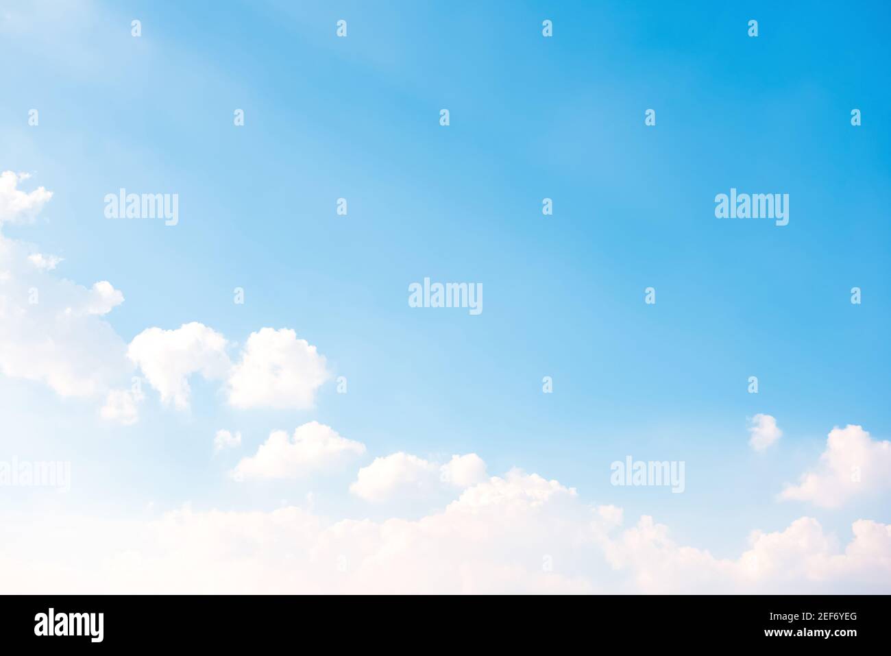 Bellissimo cielo blu chiaro per lo sfondo Foto Stock