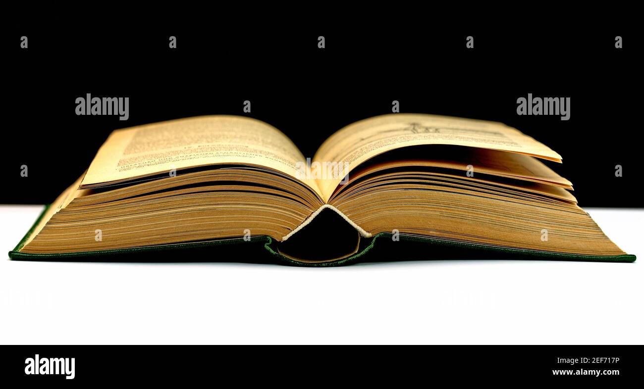 Apri il libro su sfondo nero Foto Stock