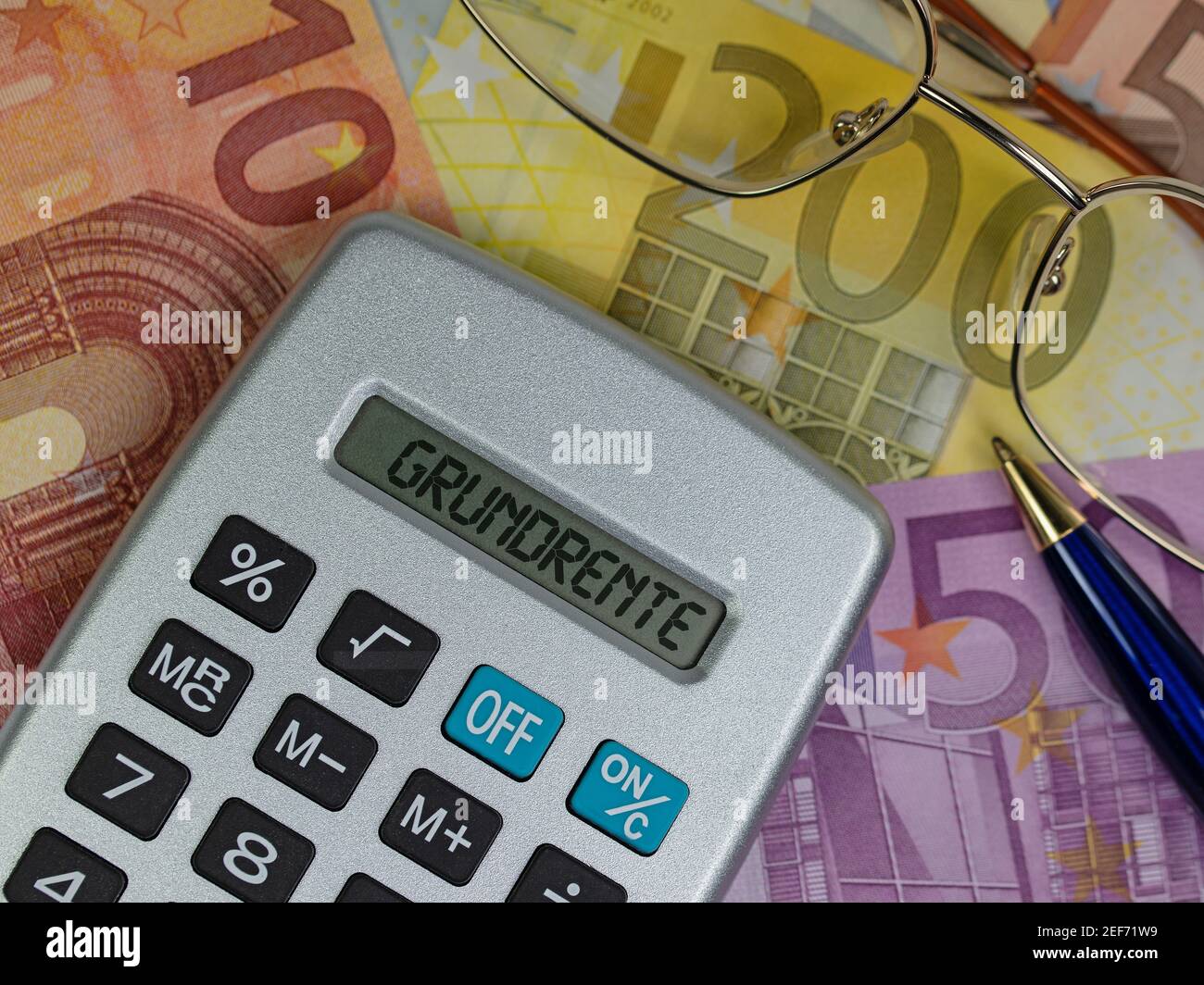 Calcolatrice tascabile con la parola 'Grundrente', traduzione 'Pensione di base', sul display Foto Stock