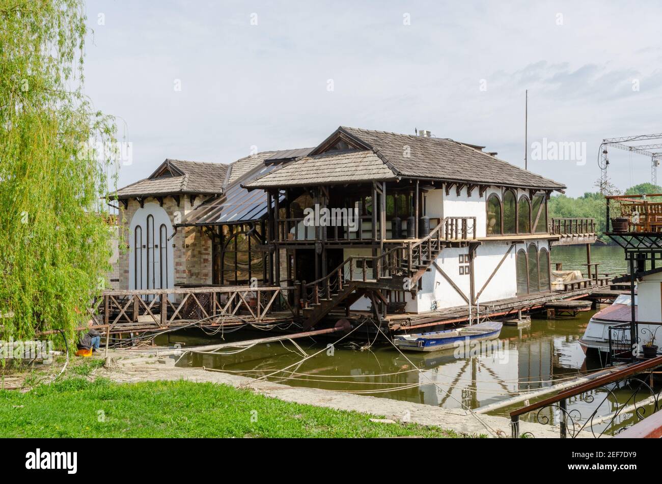 Chiatte fluviali che galleggiano alla confluenza dei fiumi Sava e Danubio a Belgrado, Serbia. Le chiatte fluviali sono popolari come ristoranti, bar e discoteche. Foto Stock