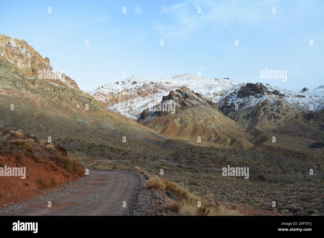 La strada del Titus Canyon si snoda di sola andata dal Nevada alla California, nelle montagne di Amargosa, nel Death Valley National Park, in una giornata innevata a dicembre Foto Stock