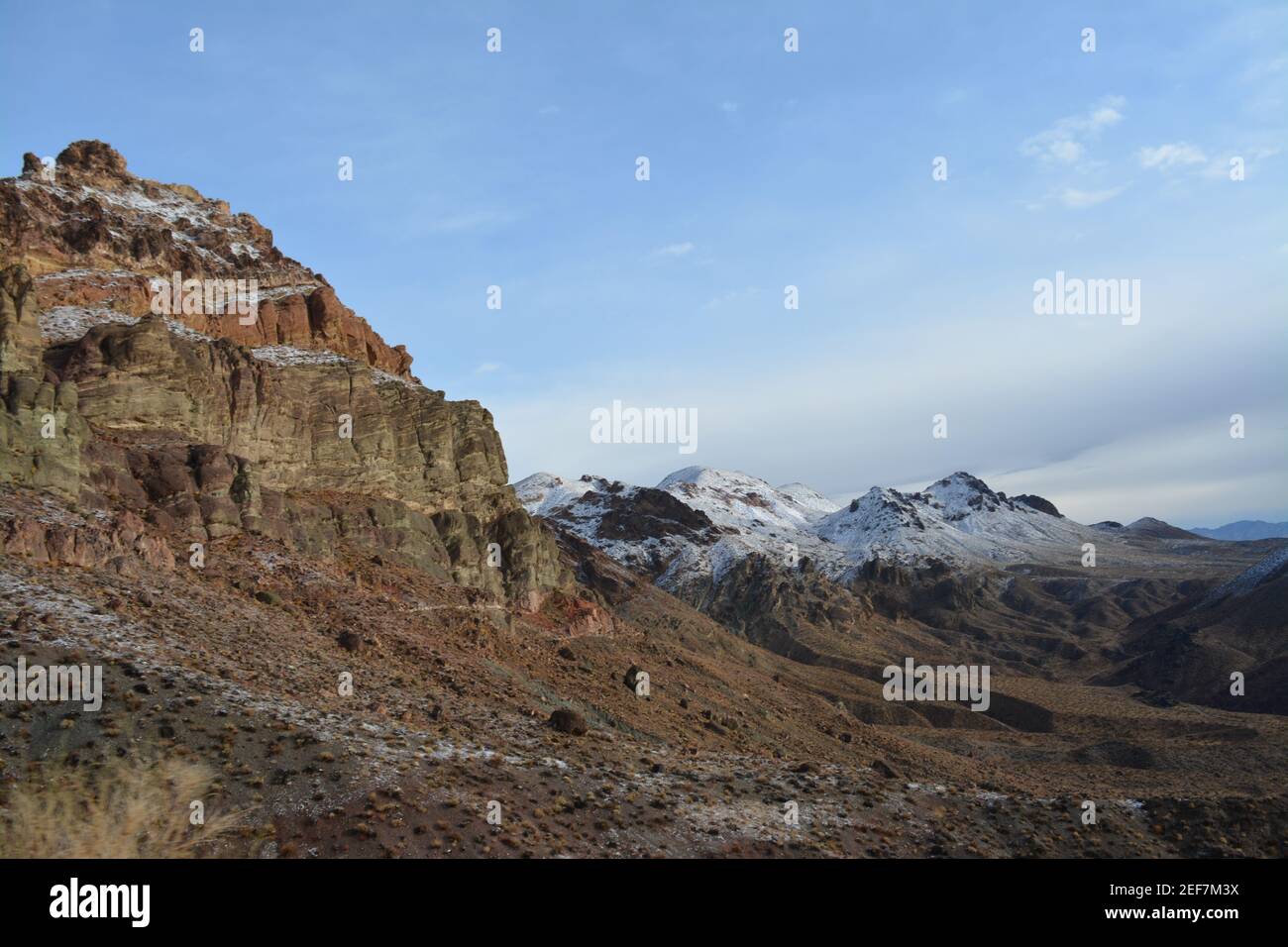 La strada del Titus Canyon si snoda di sola andata dal Nevada alla California, nelle montagne di Amargosa, nel Death Valley National Park, in una giornata innevata a dicembre Foto Stock