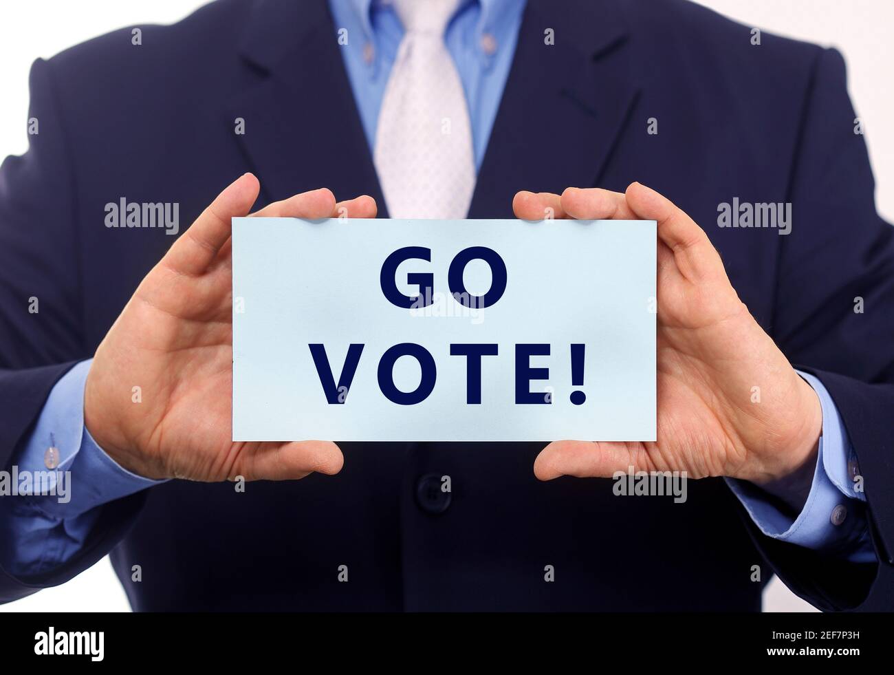 Uomo d'affari tenere carta andare voto testo su di esso Foto Stock