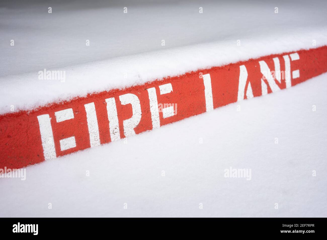 Segni di marciapiede verniciati nella neve. Foto Stock