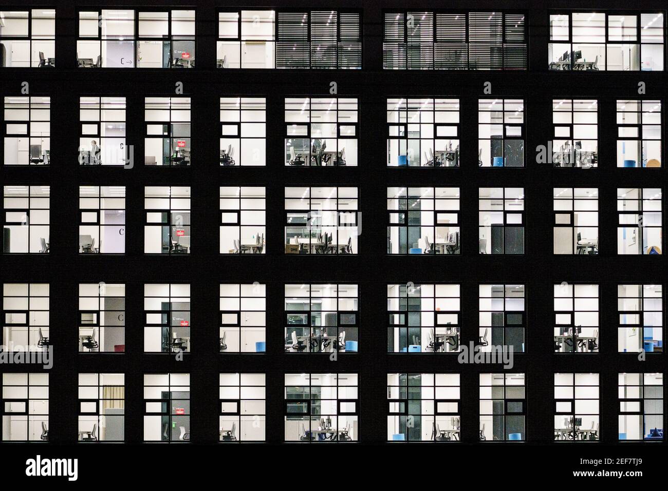 12 febbraio 2021, Hessen, Francoforte sul meno: Gli uffici di un edificio dell'Europaviertel sono illuminati con luce intensa. Foto: Andreas Arnold/dpa Foto Stock