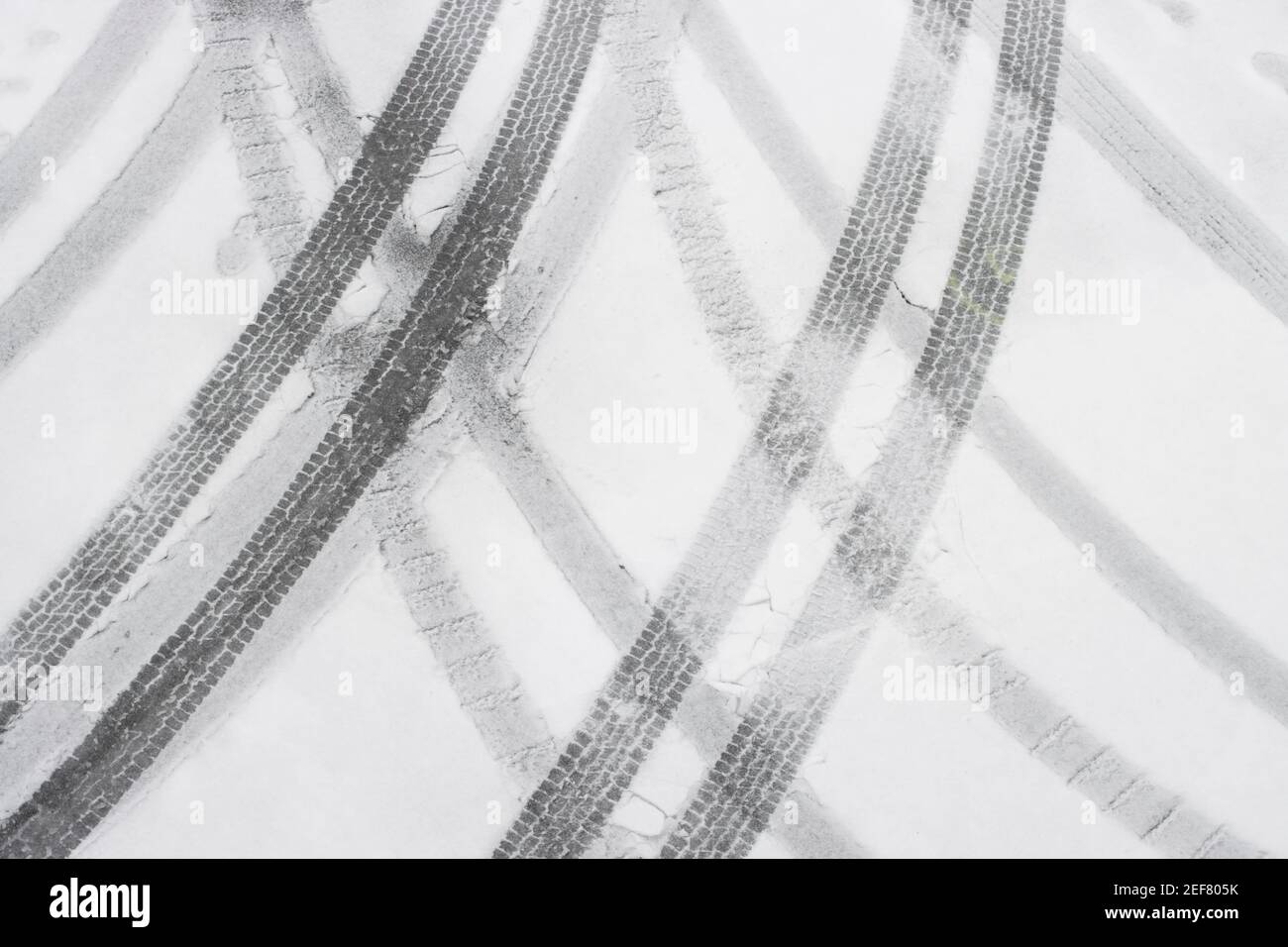 Tracce di auto e impronte nella neve. Foto Stock