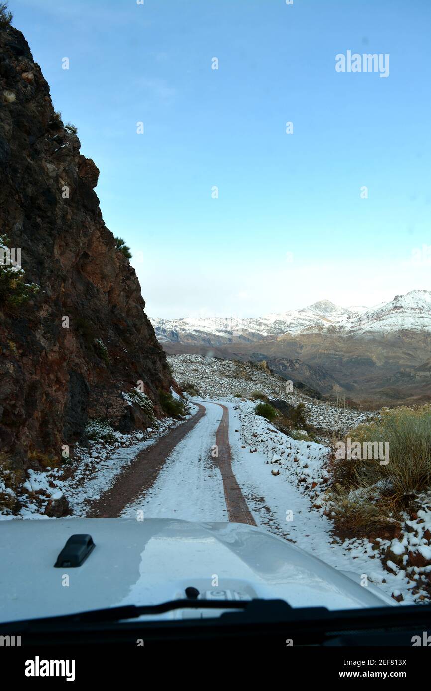 Death Valley, California, USA - 23 dicembre 2019 - Jeep bianca Wrangler Sahara sulla Titus Canyon Road nelle montagne di Amargosa sul passo rosso Foto Stock