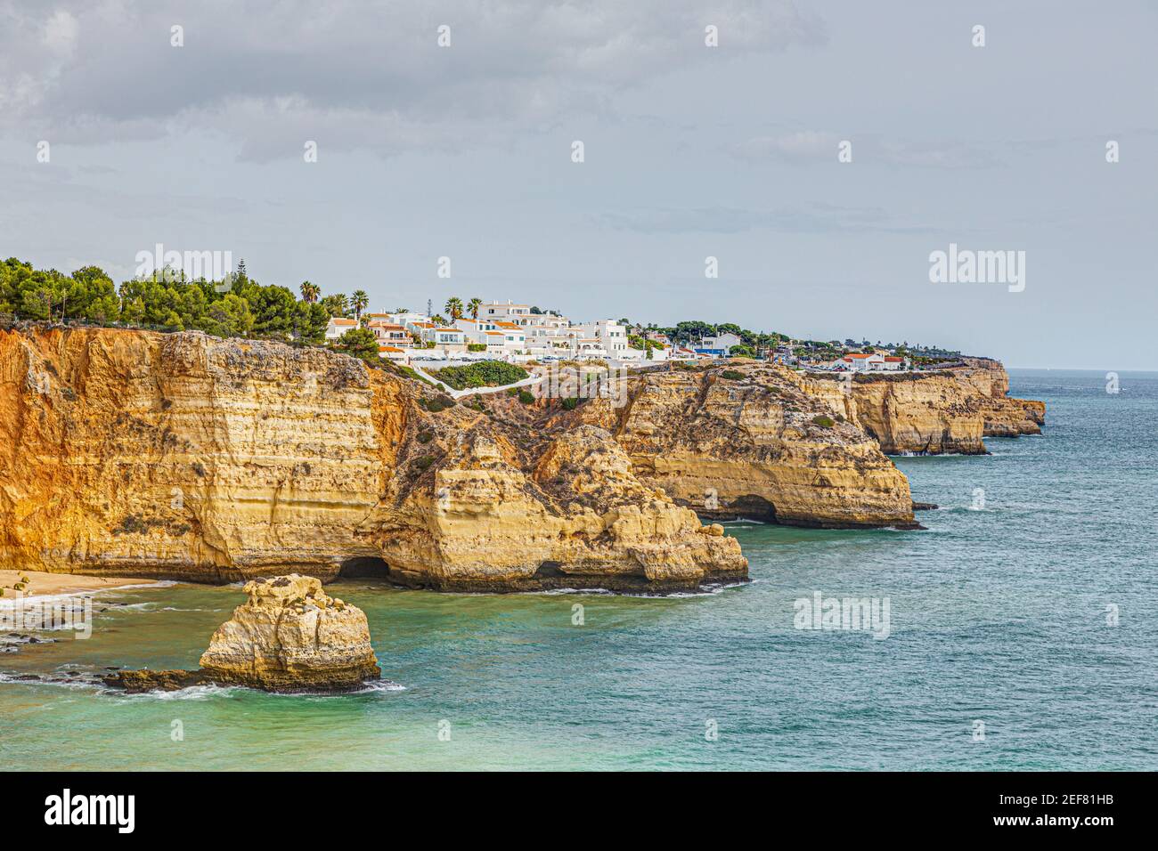 Vista sulla tipica spiaggia di sabbia fine della costa dell'Algarve in Portogallo Foto Stock