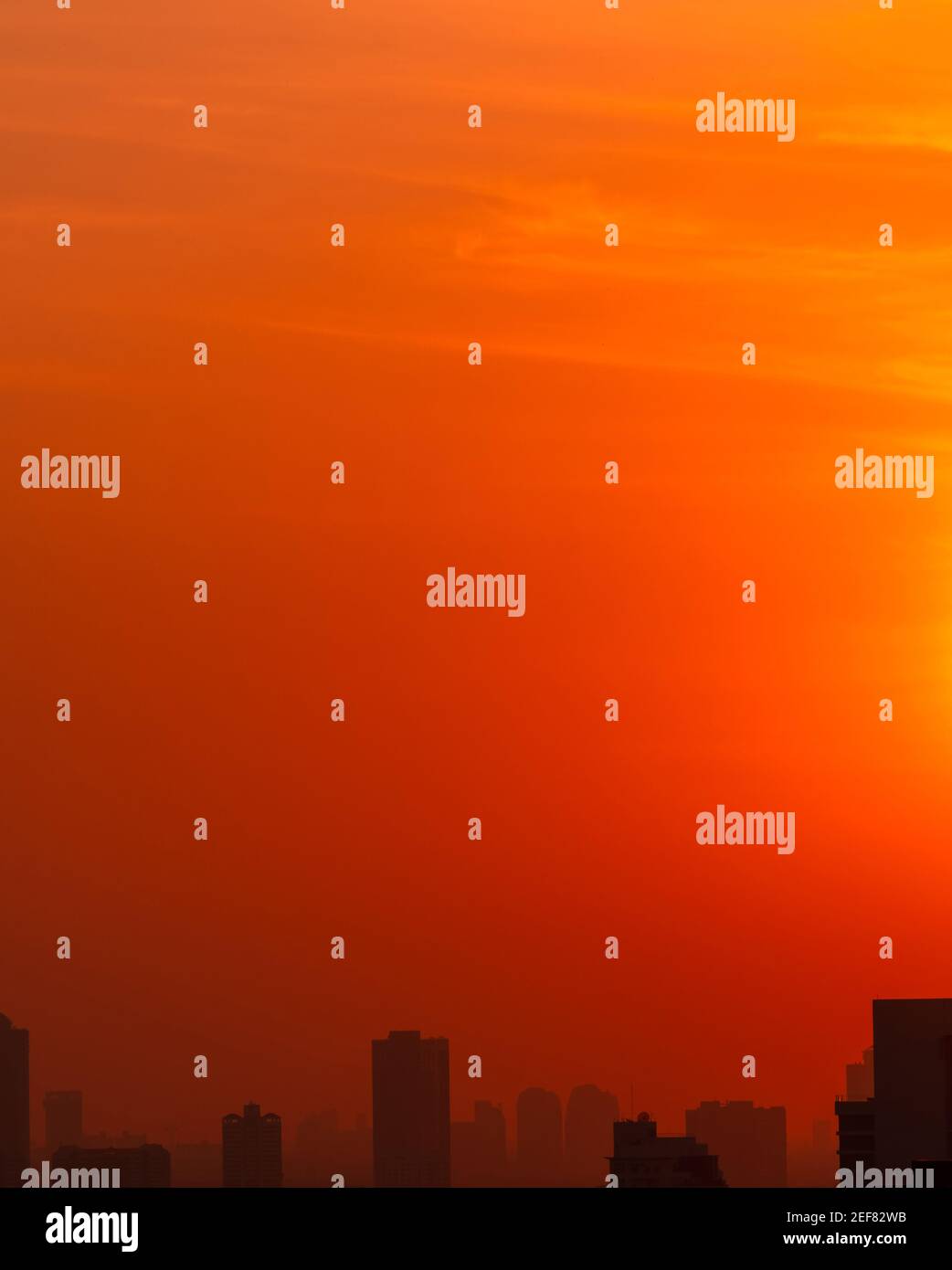 Città al mattino con cielo rosso alba e smog. Inquinamento atmosferico. Paesaggio urbano con aria inquinata. Polvere tossica urbana. Aria malsana. Vita malsana. Clim Foto Stock