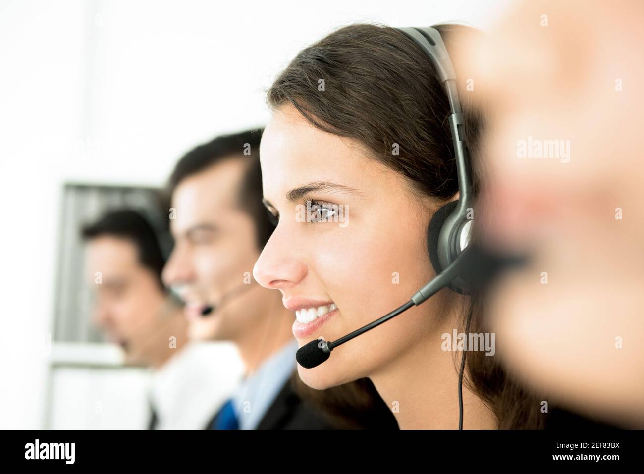 Sorridente team di assistenza clienti che lavora nel call center Foto Stock