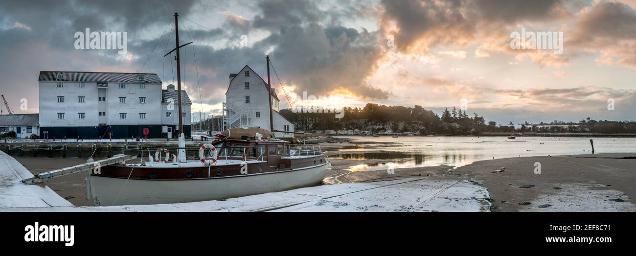 WOODBRIDGE, SUFFOLK, Regno Unito - 11 FEBBRAIO 2010: Vista panoramica del Mulino di Tide all'alba visto sulla barca legata sul fiume Deben accanto allo scivolo Foto Stock