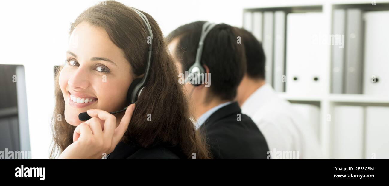 Donna d'affari sorridente nel call center, banner panoramico Foto Stock