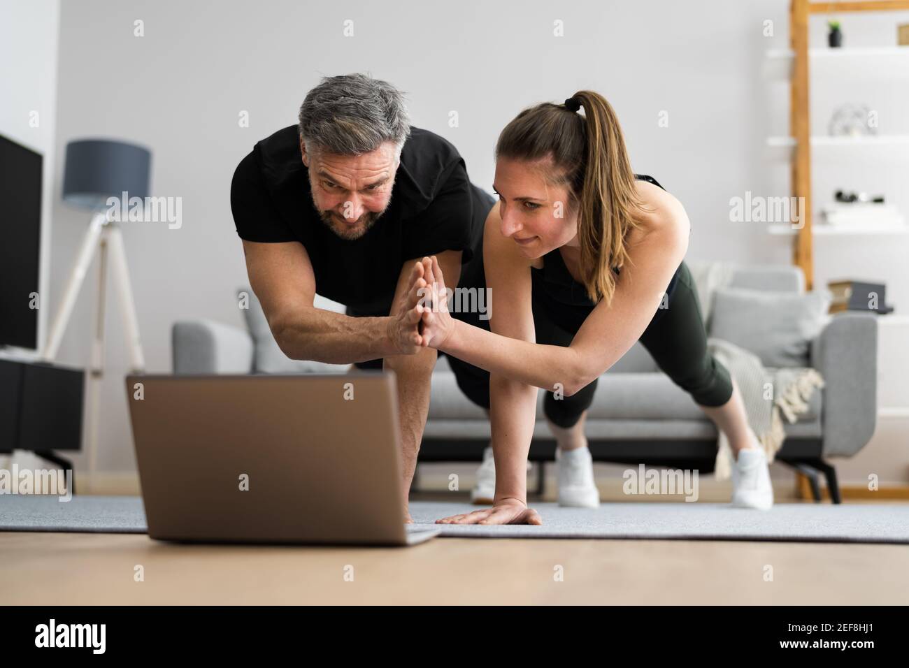 Palestra in linea di classe di idoneità e di workout di idoneità Foto Stock