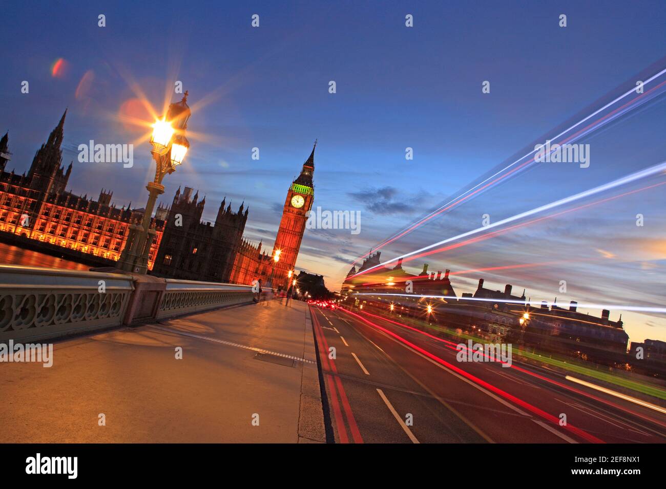 Palazzo di Westminster e Elisabetta La Torre al tramonto con luce le vie di Londra, Regno Unito Foto Stock