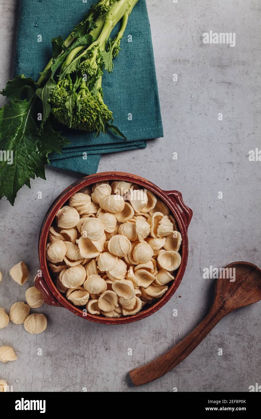 Piatto tradizionale pugliese con pasta a forma di orecchiette e piani di rapa verdure Foto Stock