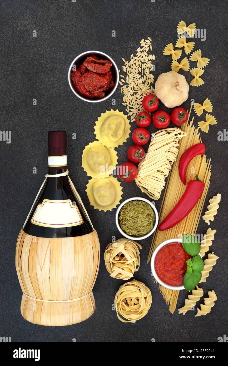 Cucina mediterranea e italiana per una dieta sana con varietà di pasta, vino rosso e ingredienti tradizionali. Foto Stock