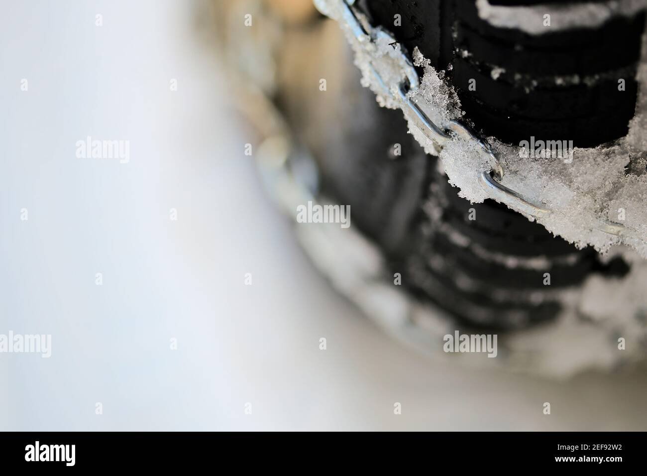 Catena di pneumatici e pneumatici in caso di neve. Foto Stock