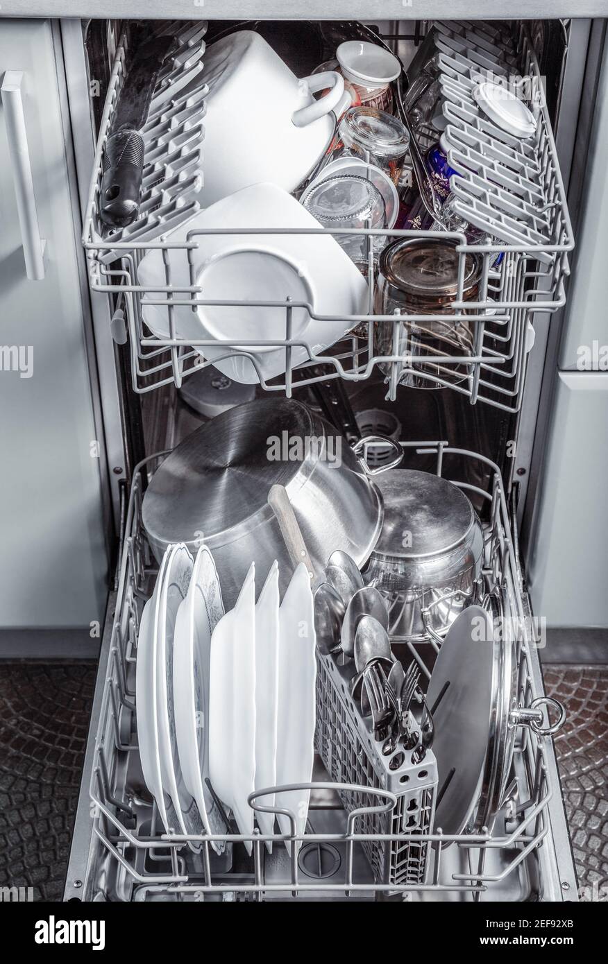 Lavate piatti e utensili in una lavastoviglie aperta Foto Stock