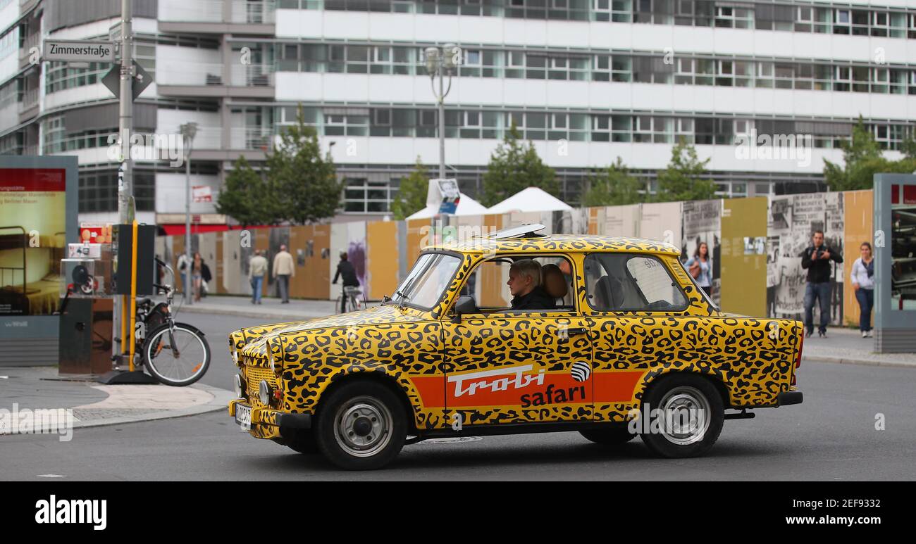 Trabant Oldtimer aus der DDR als Stadtführer a Berlino unterwegs Foto Stock