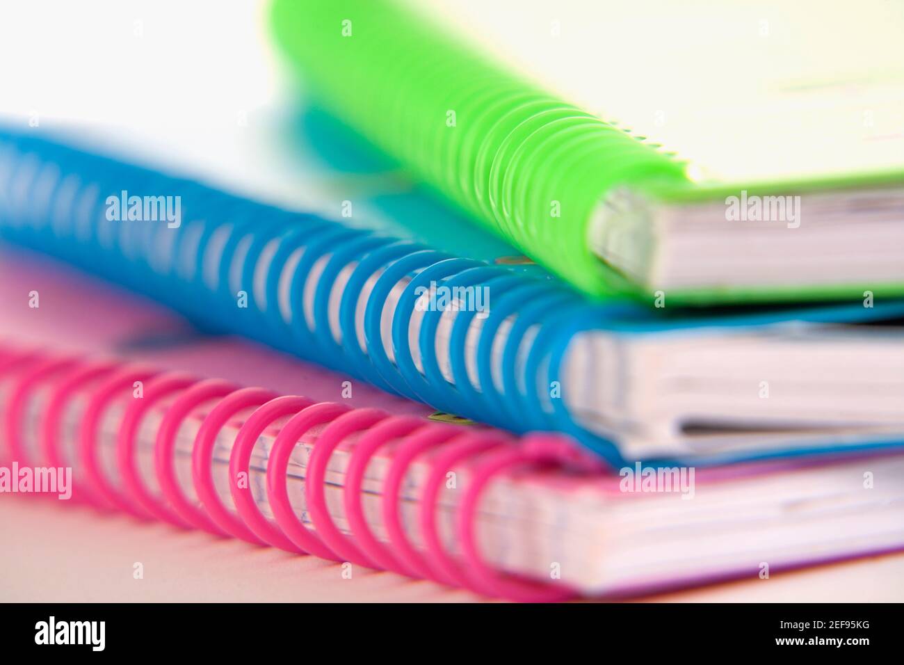 Primo piano di tre notebook a spirale Foto Stock