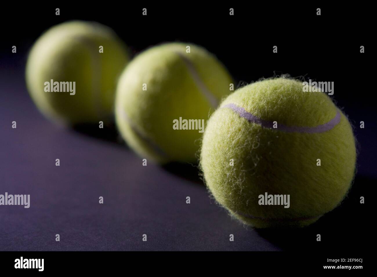 Primo piano di tre palle da tennis di fila Foto Stock